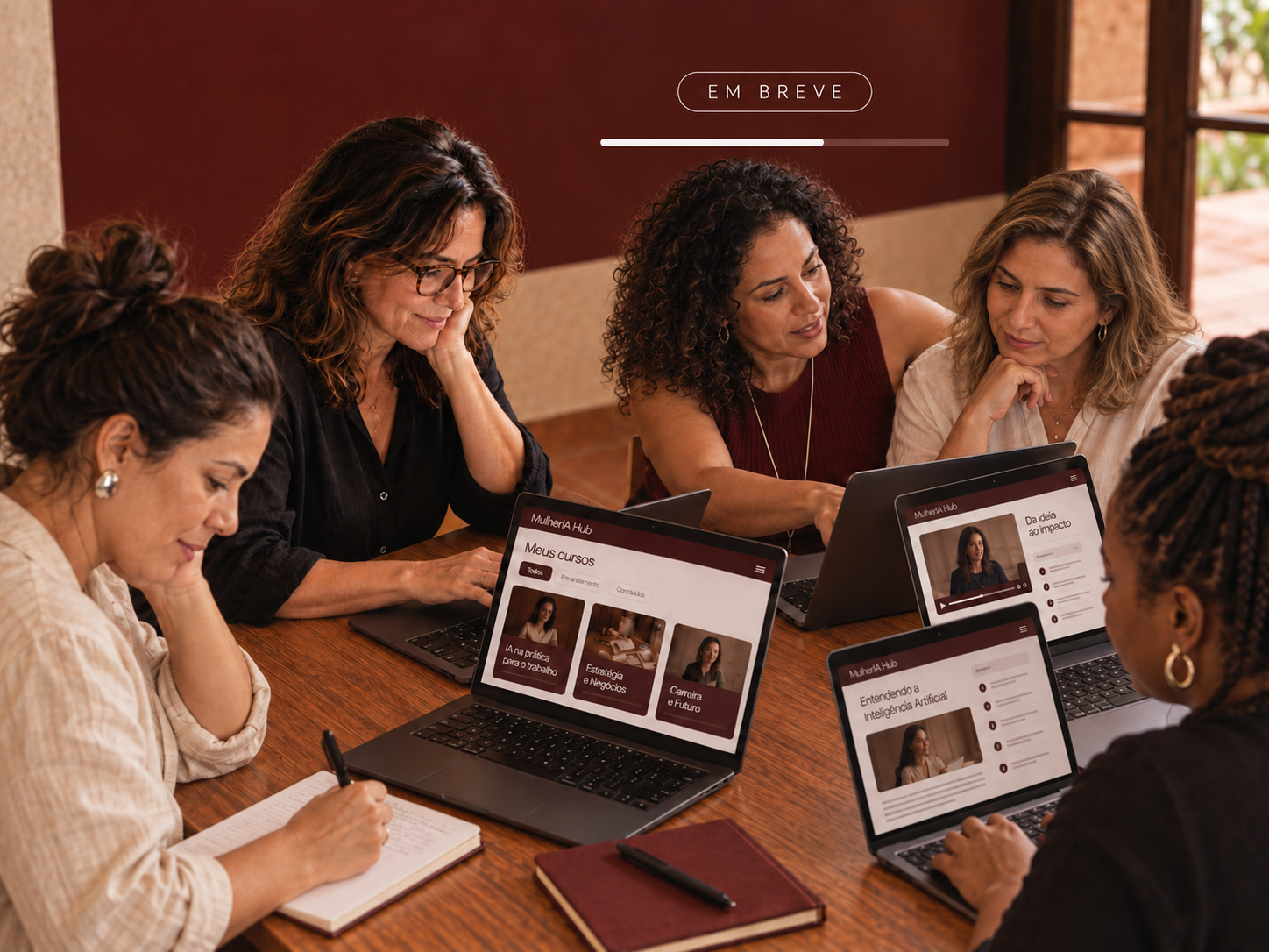 Mulheres usando o MulherIA Hub em laptops durante um encontro